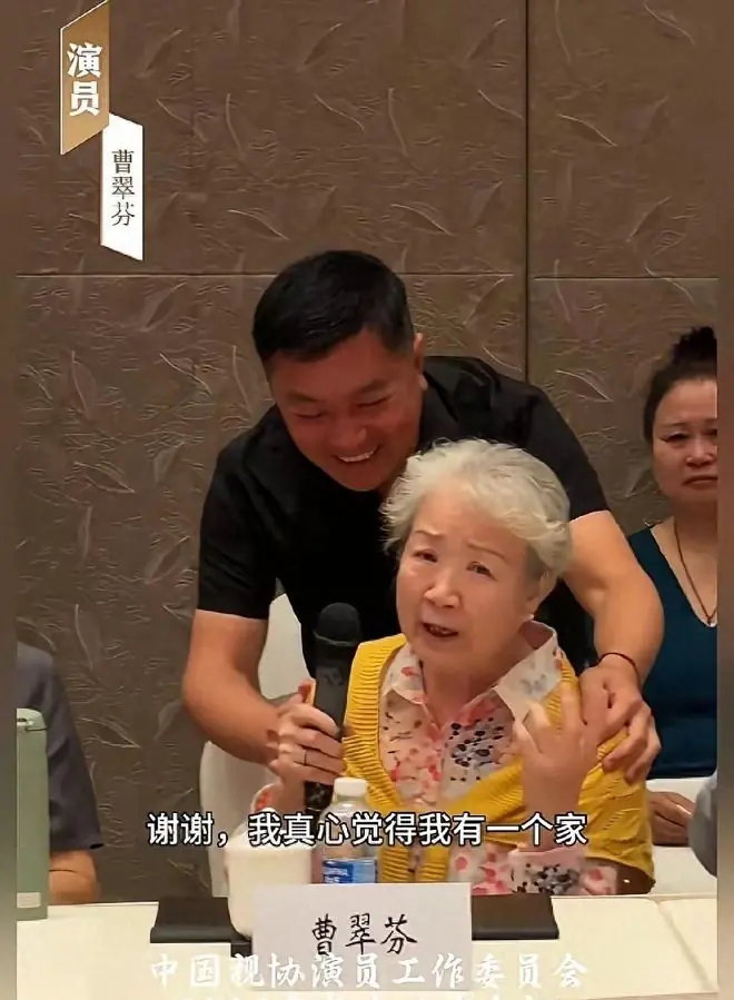 原来他们是两口子，曾大红大紫却丁克一辈子，如今都住上海养老院