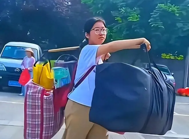 恭喜!河南女孩699分,清北争相上门,原来她和扁担女孩是一类人