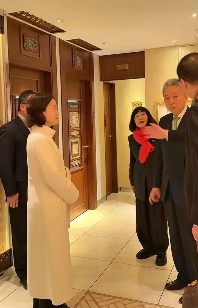 杨振宁去世5个月后，49岁翁帆现状：剪了头发染了色，仍独居国内