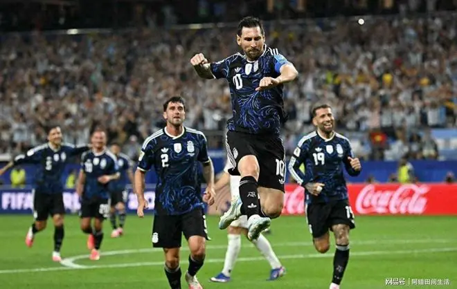 3-1胜利!梅西3场6球闪耀,斯卡洛尼口号动容,盼卫冕成功