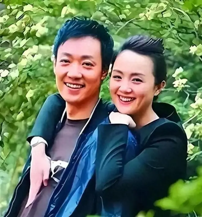 妻子去世1年,52岁辛柏青被曝再婚,吴越处境尴尬