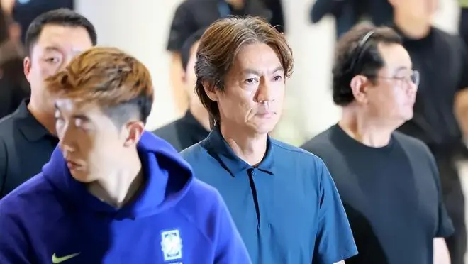 没人开枪+没人扔鸡蛋!洪明甫抵达韩国:全程无表情 球迷高声辱骂