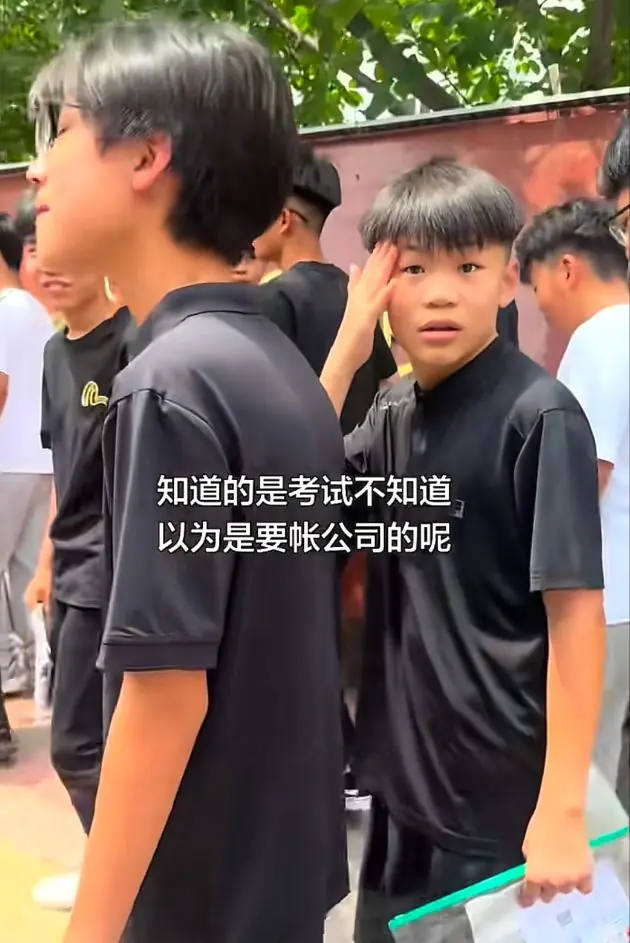 “看发型就知道，没一个能考上的”，考场外一幕，令家长看清现实