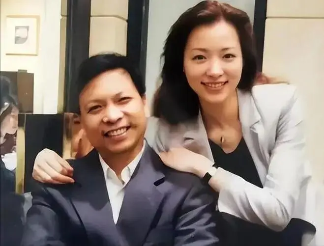 密春雷9亿债务危机4年了，董卿没离婚没落魄，却悄悄布局一盘大棋