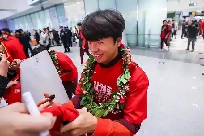 李镇全6月25日现身重庆师范大学！已正式毕业，将全身心踢中超