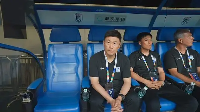 李国旭摆不清位置,大连专送温暖 宋岳被架在火上烤 现在引援不晚