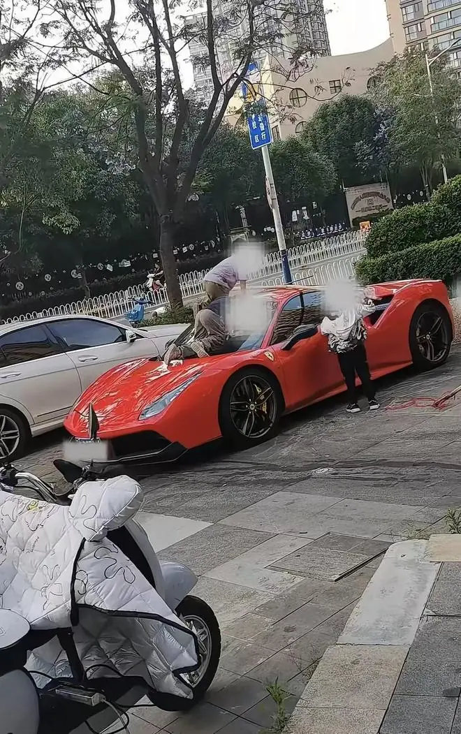 法拉利被孩子当滑梯玩后续,车主:维修费14360元必须照价赔偿