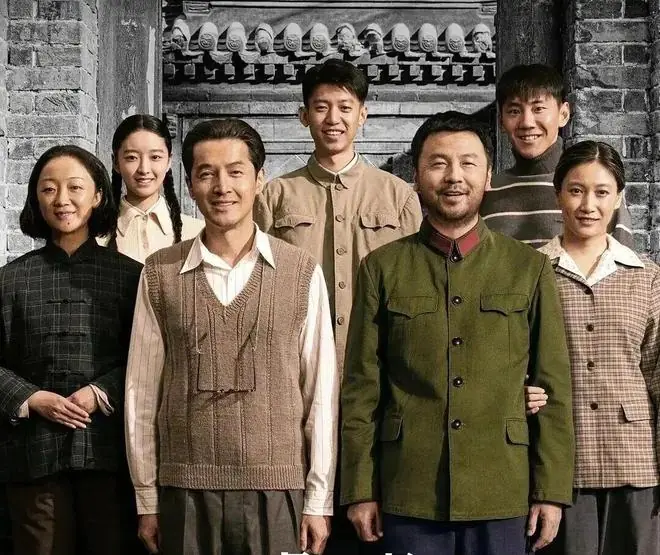 韩红「走个热面」,《抓特务》更冷:那个装腔作势的「京圈」,终于没人拜了……