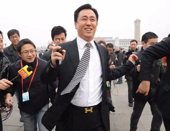 苦心转移海外资产,却惨遭资产锁死,许家印18亿豪宅便宜了流浪汉