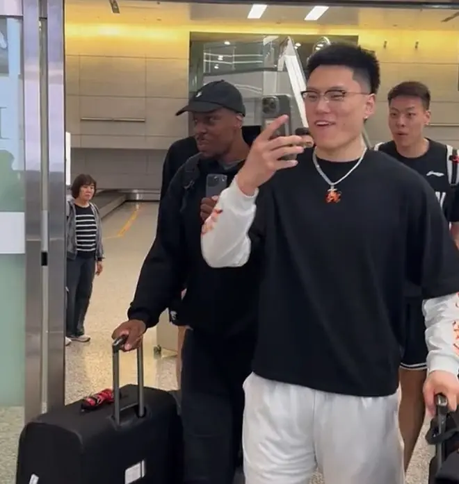 上海男篮抵沪!众人接机,李弘权开心,卢伟洛夫顿淡定,白边圈粉