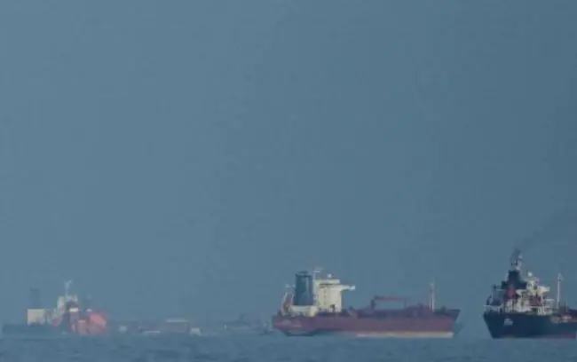 海湾要变天?刚炸完美军基地,不到24小时,转头就又坐回谈判桌