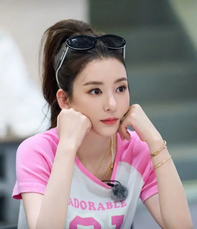 方媛带俩女儿逛街,五官漂亮但衣品有待提升,个矮被指没什么气场
