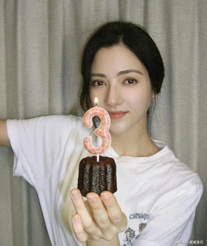 娜然出道三周年，远赴新加坡庆祝，素颜出镜状态美得让人挪不开眼