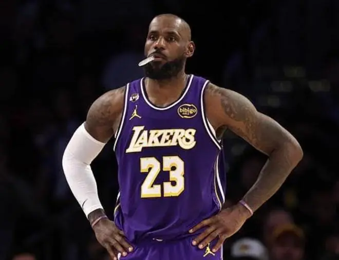 ESPN记者：湖人可能需要说服詹姆斯降薪续约，以帮助球队引援