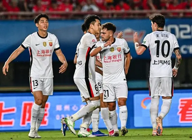 2-1！中超卫冕冠军惊险逆袭，86分钟进球被吹，古斯塔沃不敢相信