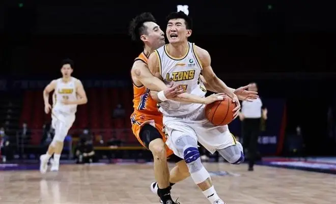 刚才，上海男篮传来三条消息，涉及姜伟泽、凯尔·弗格、强力外援