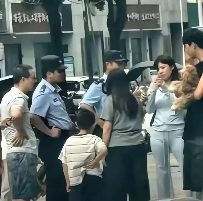 看了黄一鸣的生图近照，我觉得可以为王思聪平反了，黄一鸣生图和直播间差距太大了