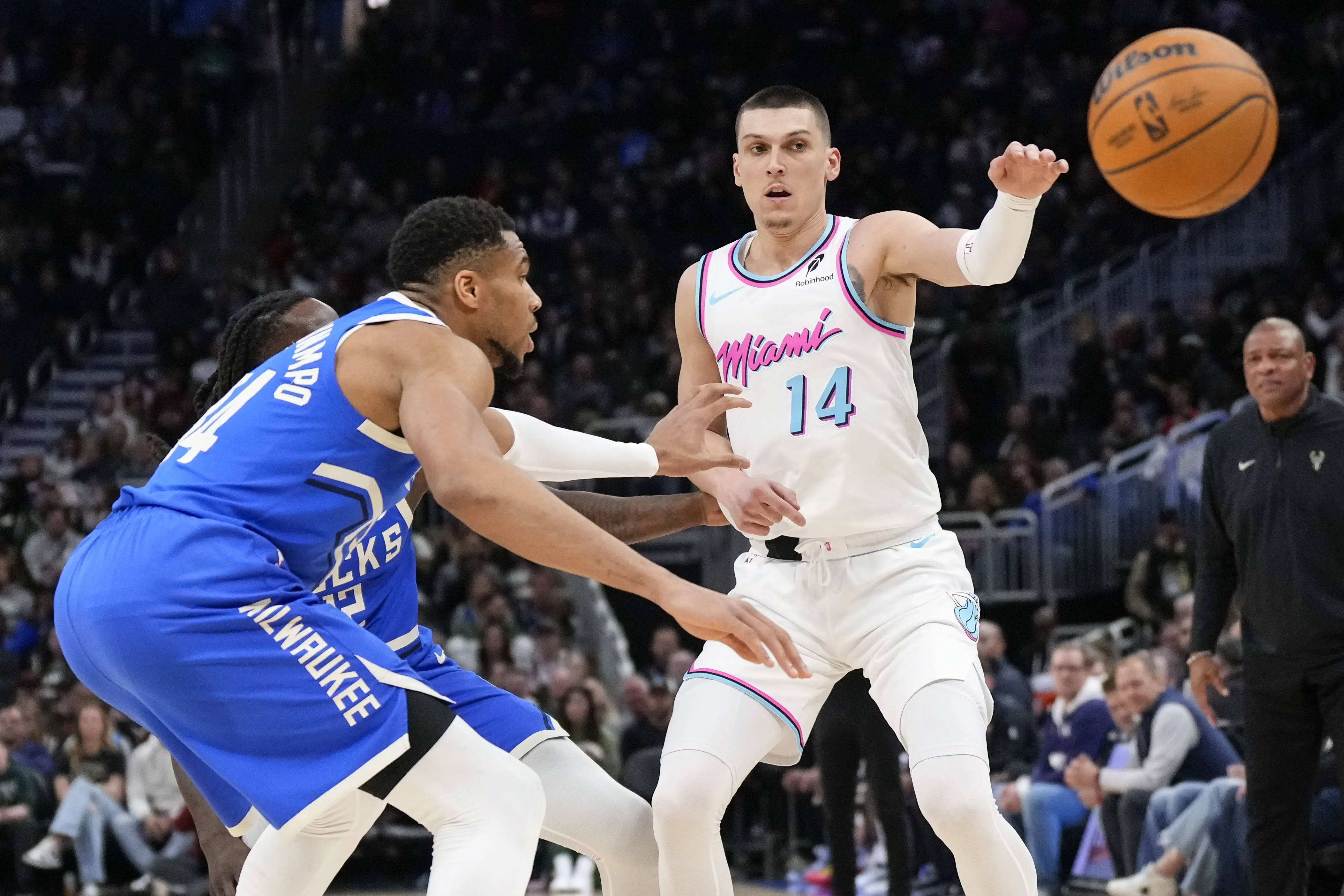 ESPN：至少有4份强有力的交易报价皆因字母哥不愿续约而告吹