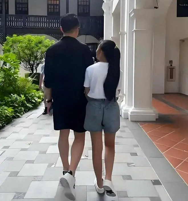 玥儿放暑假回北京!汪小菲独自陪女儿街头散步,12岁玥儿变化好大