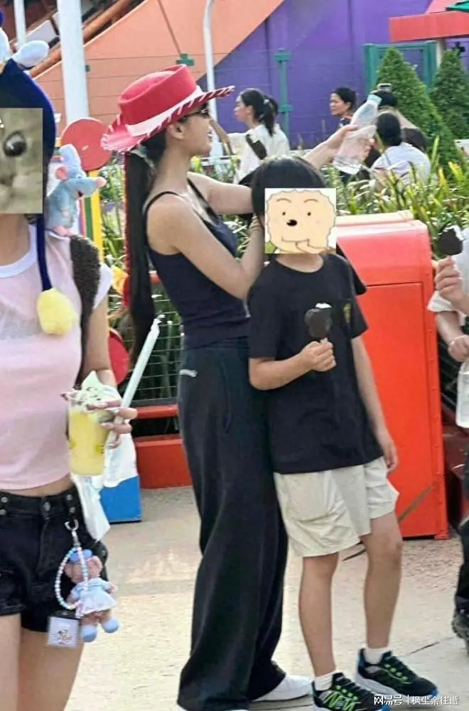 港迪偶遇Angelababy带9岁儿子小海绵，狼尾头母子超酷