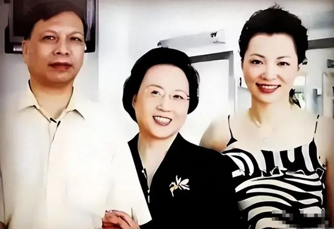 董卿父亲发文悼念亡妻，句句不提女婿， 句句都是对密春雷的寒心