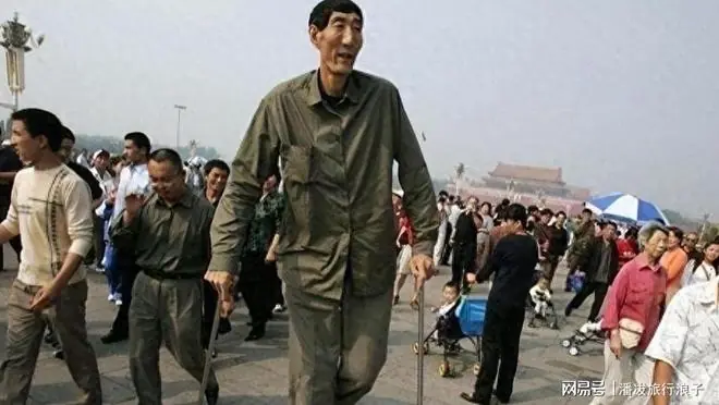 中国第一巨人鲍喜顺:不听医生劝告非要生子,现在儿子长到多高?