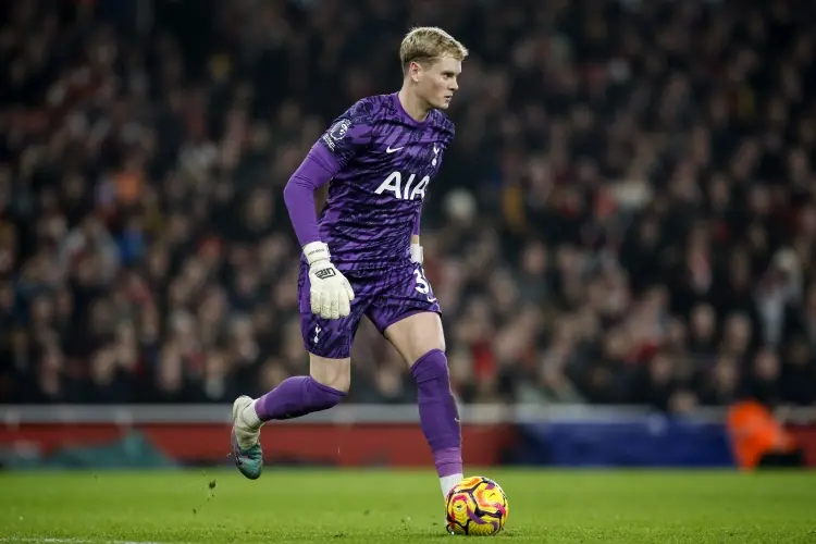 记者：金斯基接近与热刺续约5年，合同还包含续约到2032年的选项