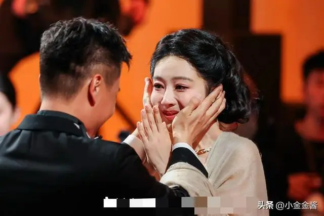 白玉兰名场面爆光!李雪捧杨紫脸蛋,两人关系藏不住
