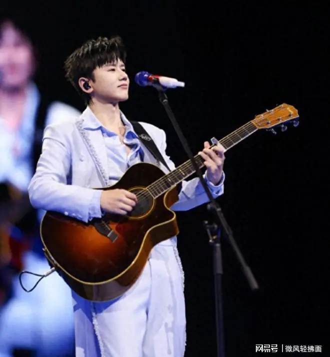 谢娜遭争议停演,张杰强忍病痛海外首唱,差距太过刺眼