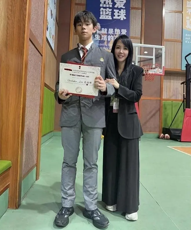 刘銮雄带16岁儿子看电影，吕丽君隐忍10年，靠满分学霸儿子翻身了