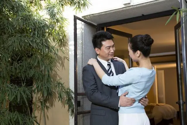 丈夫两个月回家一次,折腾到凌晨才睡,妻子:心里没怨气