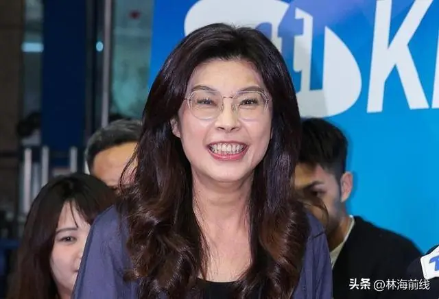 郑丽文遭“黑色星期一”:民调崩了不算完,40年闺蜜直播“补刀”