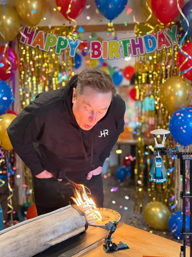 马斯克55岁生日刷屏！火箭造型蛋糕出圈，许愿全人类有光明的未来