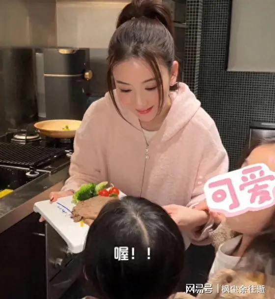 方媛带两女儿逛街被偶遇，身材五五分一身奢侈品，保姆全程陪伴
