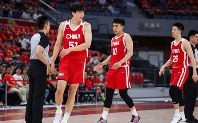杨瀚森7分8篮板！中国男篮5分险胜，徐昕受伤离场，廖三宁21分