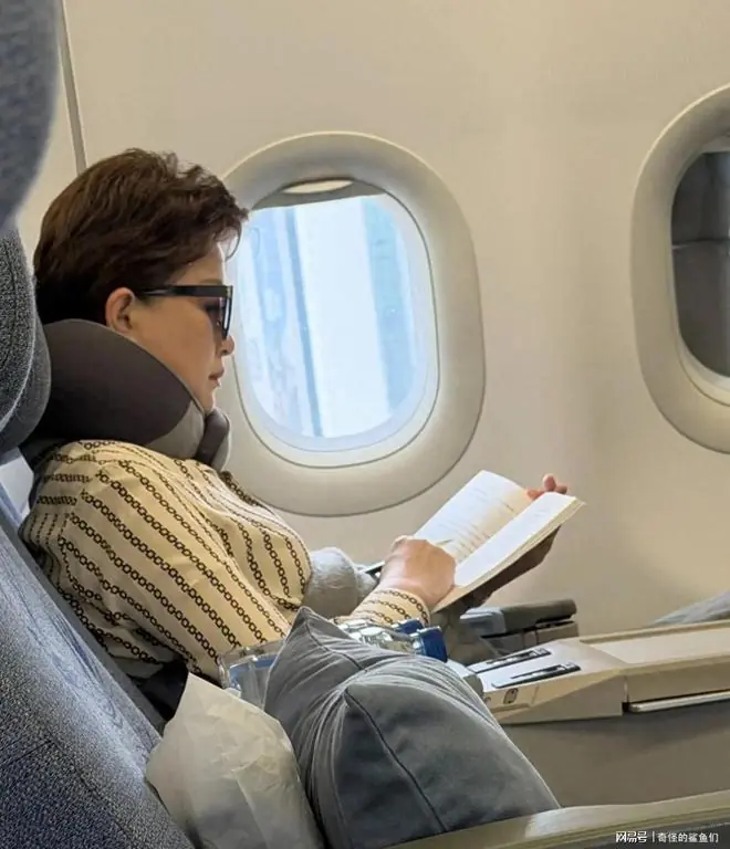飞机偶遇58岁杨澜,商务舱读书做笔记,知性状态惊艳全网