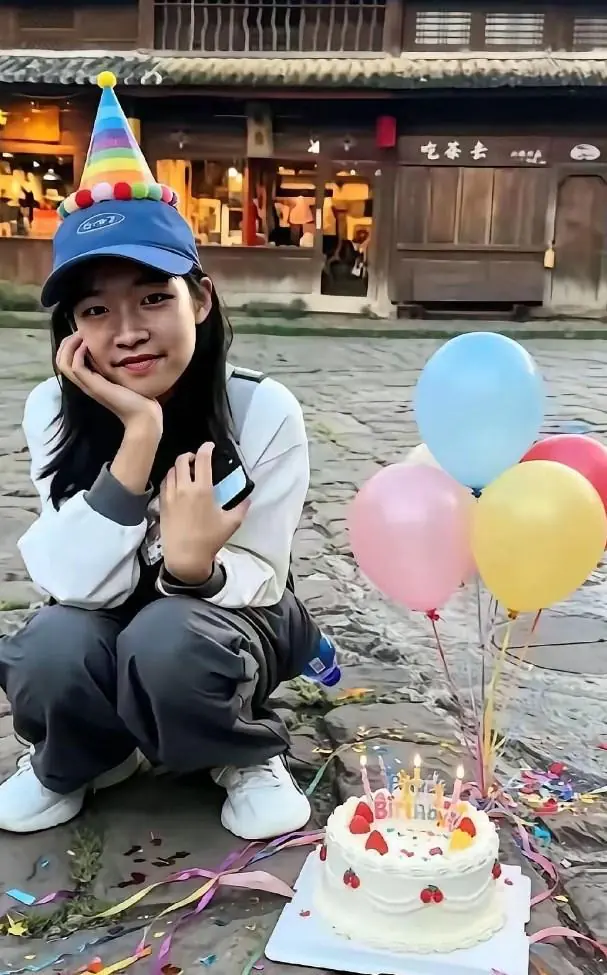 红了眼!张雪峰女儿11岁生日!网友称:肉眼可见,她已快速成熟