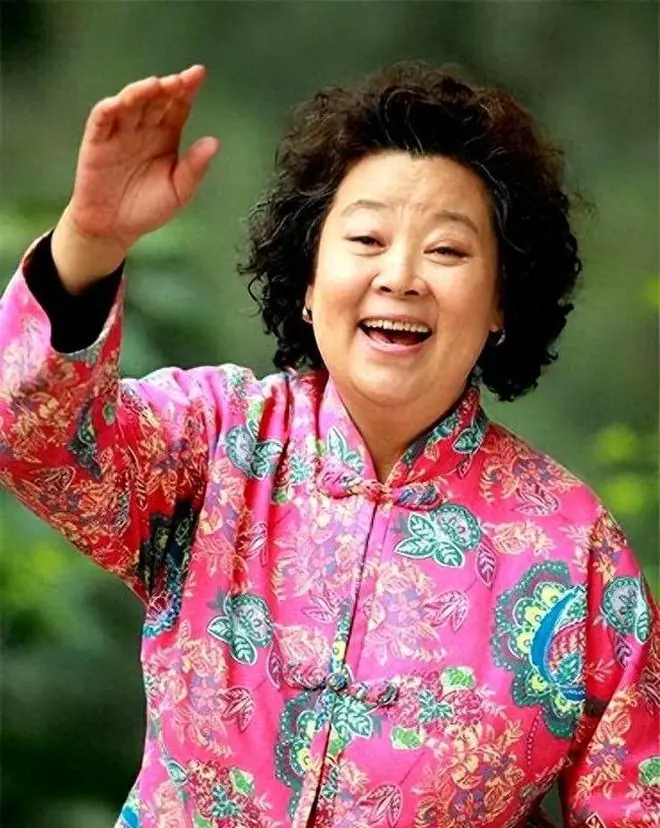 方青卓现状：低调定居北京，和亲妹妹关系冷淡，四处旅游很快活