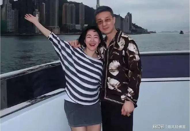 小s晒一家出游照，与丈夫秀恩爱，两个女儿好漂亮，终于不提姐姐