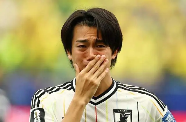 足球耻文化!日本球员流泪痛哭鞠躬谢罪,欧美网友赞他们谦虚有礼