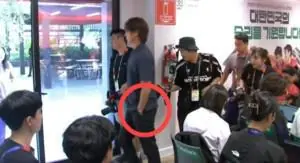 洪明甫发布会后插兜离场,辞职道歉态度遭质疑