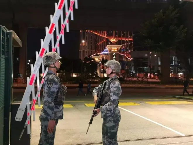 中国哨兵站岗时，为何两人只配一把枪？只因26年前“白宝山事件”
