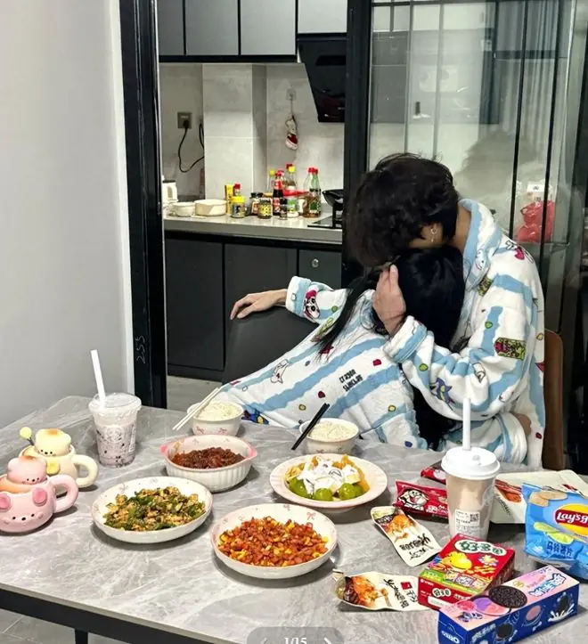 我接受不了我女儿这样！女大学生晒和男友同居日常，家长心态崩了