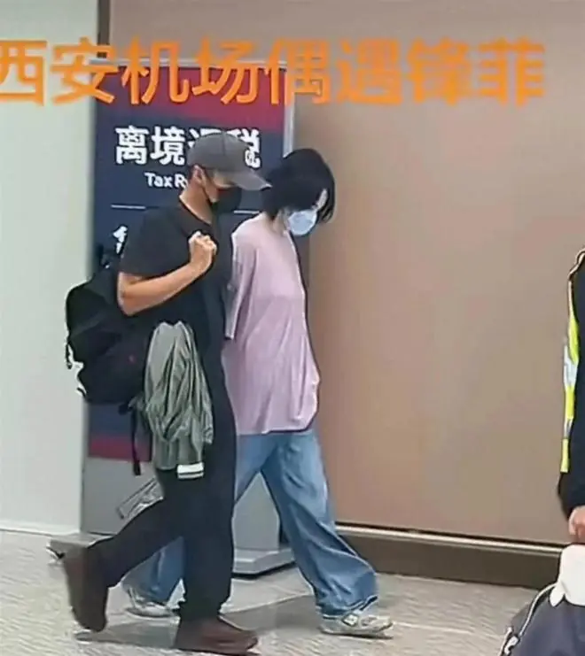 太甜了！王菲谢霆锋机场秀恩爱，手牵手漫步，就是衣品差了点
