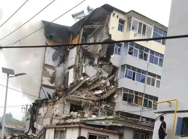 辽宁葫芦岛一居民楼突发爆炸,楼体受损严重,多部门已到场处置,应急管理局:爆炸原因暂不清楚,现场正在进行搜救