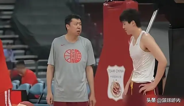 王治郅一句话点破!杨瀚森被高估了,对日本让他首发绝对要崩