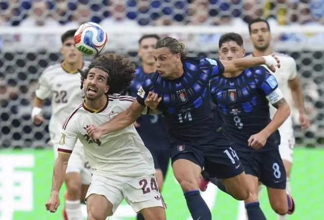 西班牙半场1-0乌拉圭 巴埃纳破僵 40岁穆斯莱拉黄油手 乌加特重伤