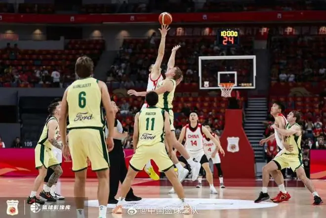 中国男篮热身赛险胜澳大利亚队，王俊杰23分崔永熙状态回升