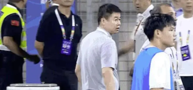 记者:于根伟因补时不足上前理论染红,萨尔瓦多尚未融入球队