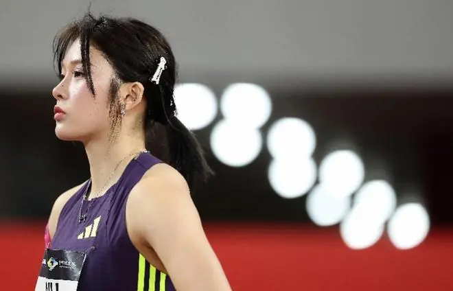 12秒99!吴艳妮全国赛摘金,莫家蝶意外摔倒留遗憾
